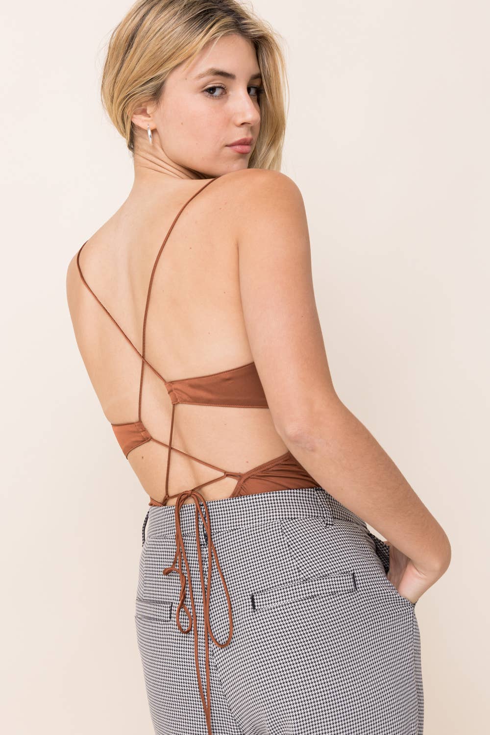 HT0022 - Criss-Cross Backless Bodysuit: SADDLE BROWN / M