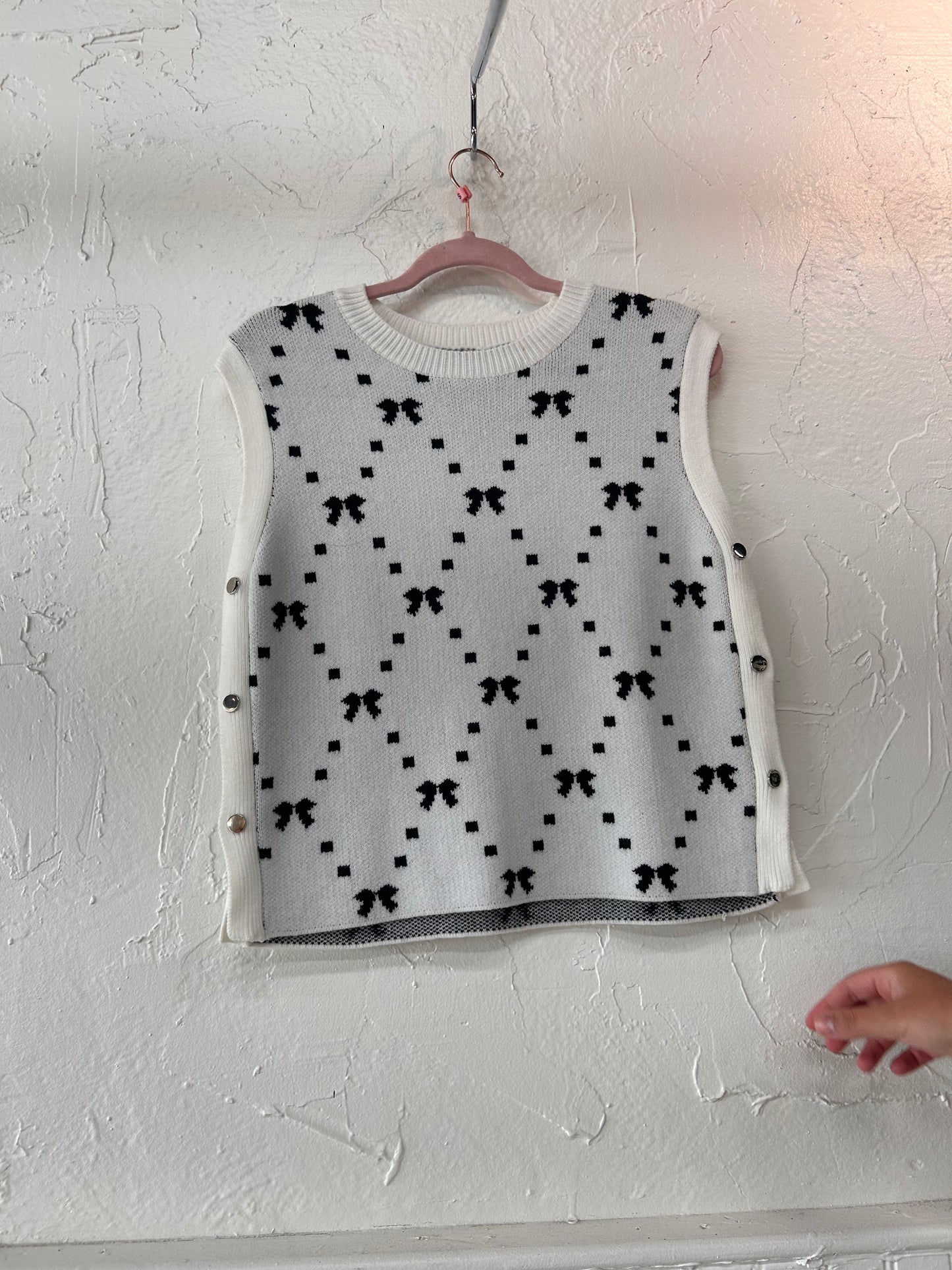 Black and white Bow Knit vest
